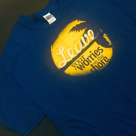 Summer No Shoes No Worries Beach Graphic T-Shirt - Picture 4 of 6